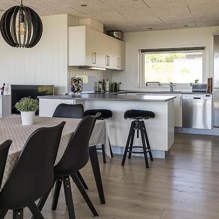 4 Bedroom Cozy In Ferienhaus Allinge-Sandvig